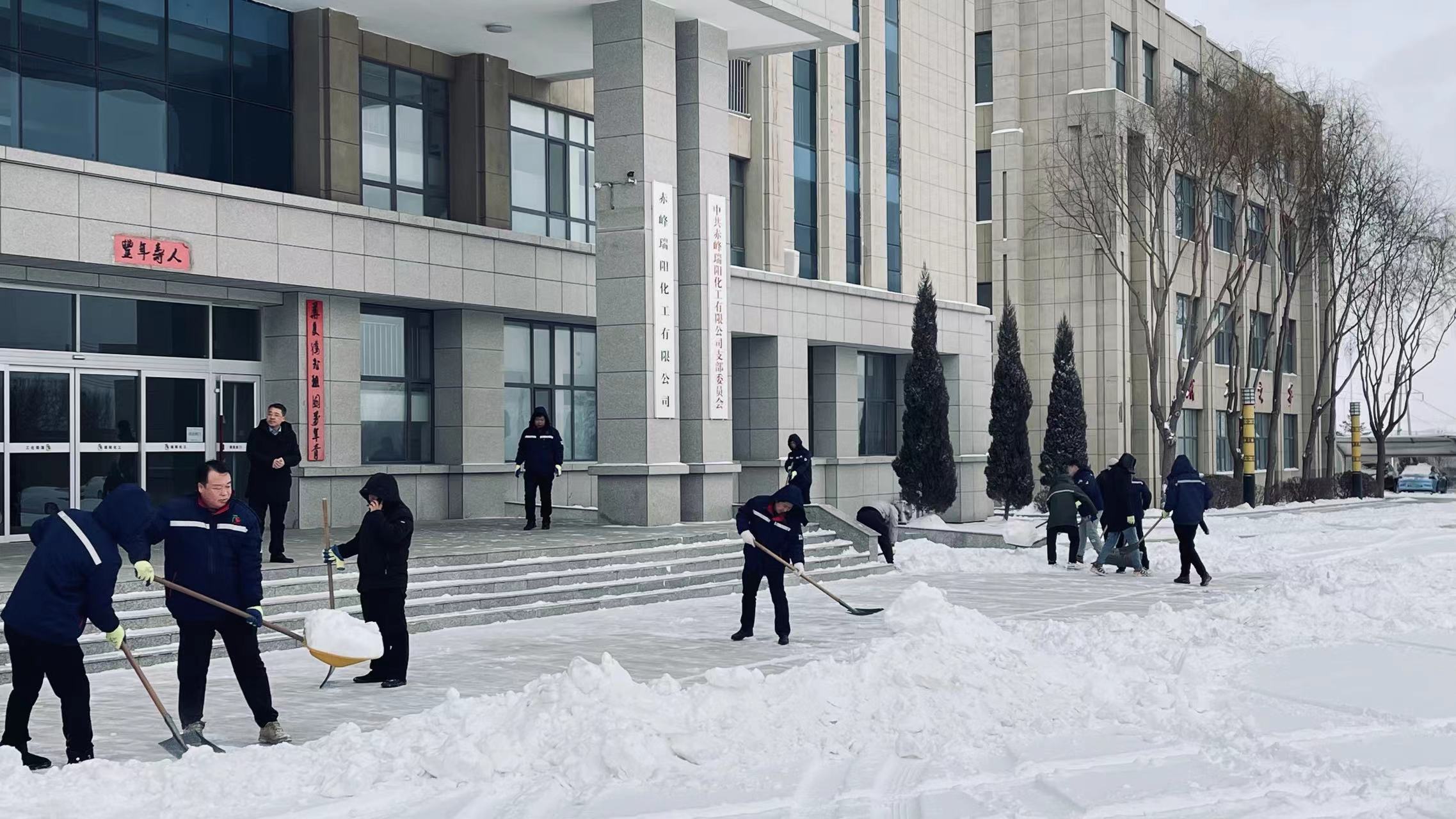 不畏嚴(yán)寒，除雪保安全出行