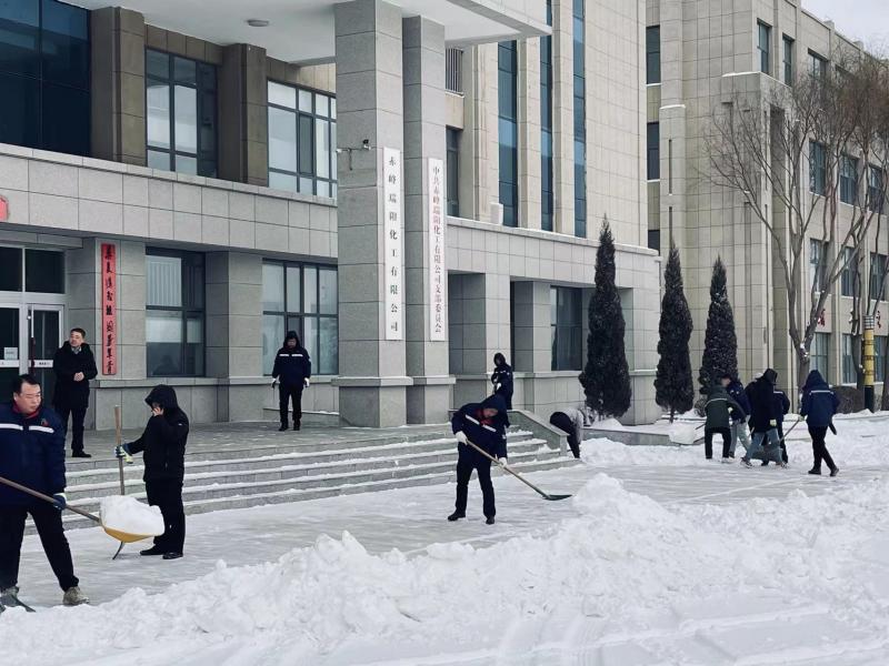 不畏嚴(yán)寒，除雪保安全出行